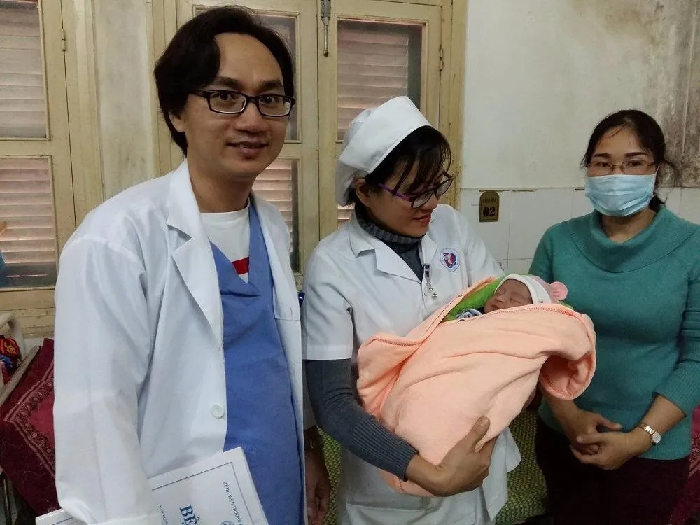 Bé trai nặng 3,3kg, con của chị Hoàng Thị Thanh Lan đã được các bác sĩ cứu sống.