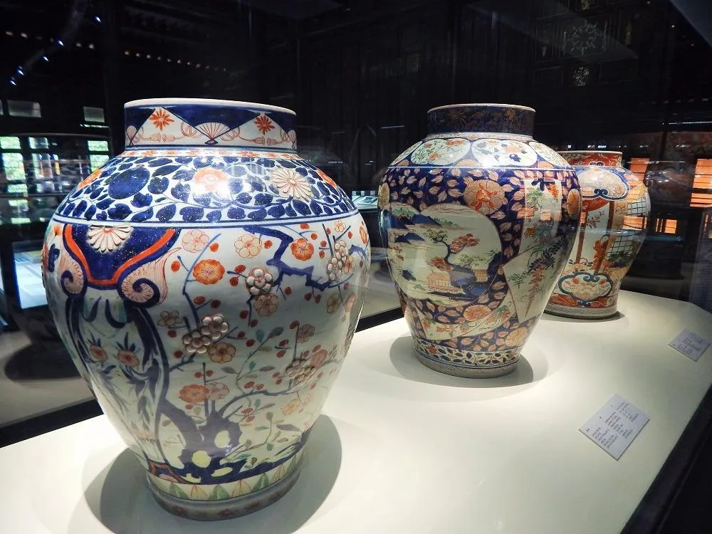 Những chiếc chóe bằng sứ Imari Nhật Bản được trang trí phong cảnh và nhân vật sản xuất vào niên đại thế kỷ XVIII.