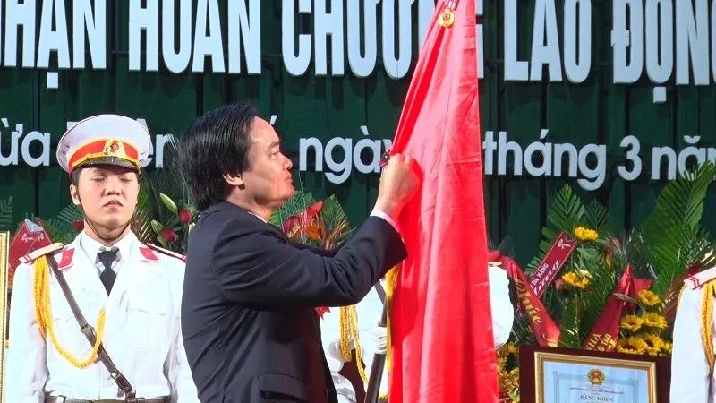 Bộ trưởng Bộ Giáo dục - Đào tạo gắn Huân chương Lao động Hạng nhất.