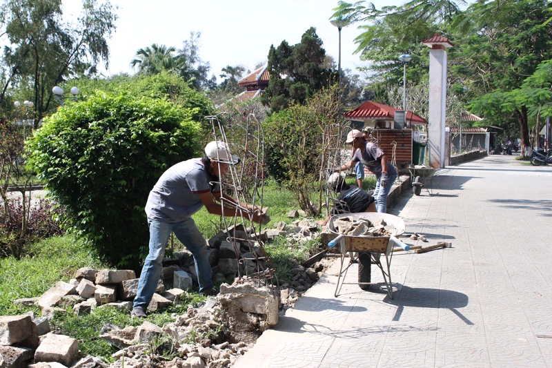 Huế: Phá hàng rào công viên, mở rộng vỉa hè ảnh 2 Huế: Phá hàng rào công viên, mở rộng vỉa hè ảnh 2