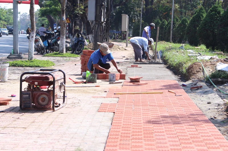 Huế: Phá hàng rào công viên, mở rộng vỉa hè ảnh 3 Huế: Phá hàng rào công viên, mở rộng vỉa hè ảnh 3