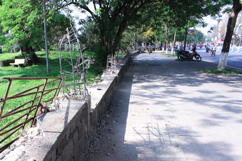 Huế: Phá hàng rào công viên, mở rộng vỉa hè ảnh 1 Huế: Phá hàng rào công viên, mở rộng vỉa hè ảnh 1