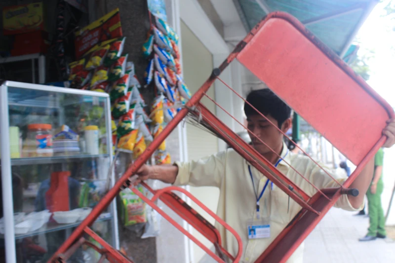 Dẹp vỉa hè, người dân Huế tự dỡ bỏ vật cản ảnh 1