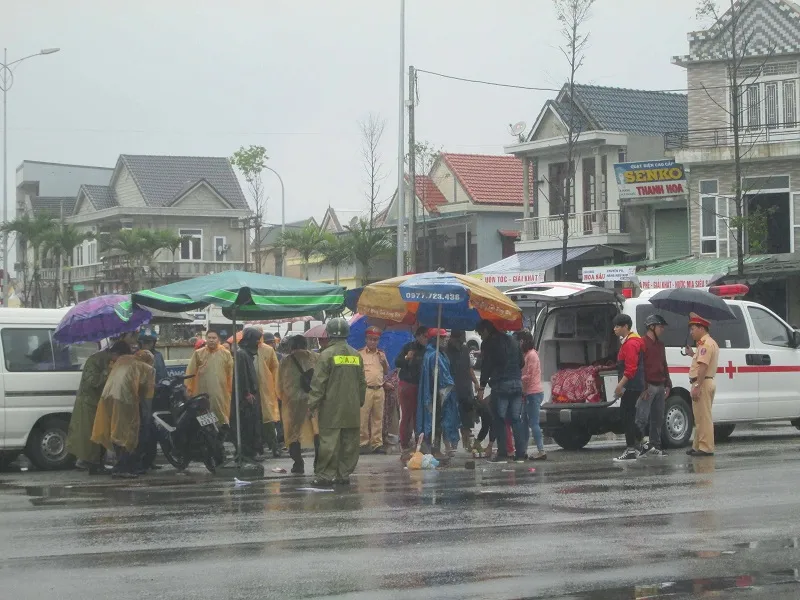 Ngã xuống đường, cô gái bị xe container tông tử vong ảnh 1