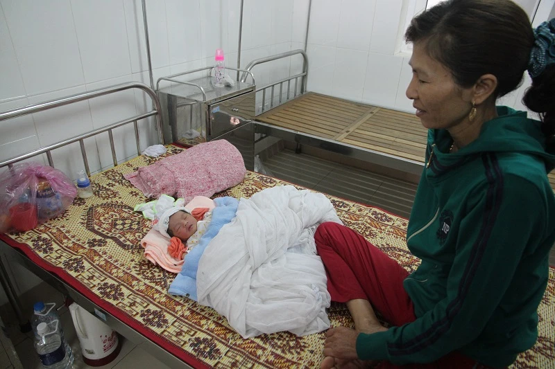 Bé trai còn nguyên dây rốn bị bỏ rơi bên mương ảnh 1