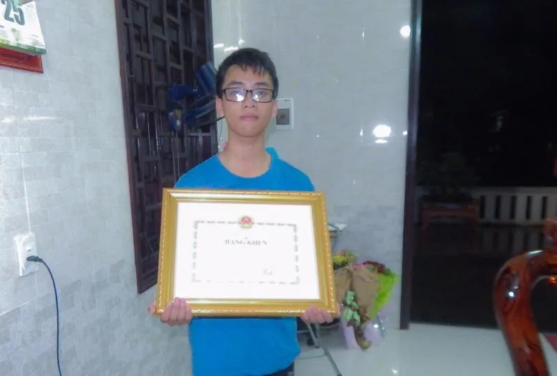 Huy bên bằng khen được Bộ GD&ĐT khen tặng.