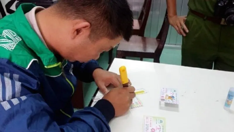 Làm giả vé số trúng 2 tỉ đồng rồi mang đi nhận thưởng ảnh 1