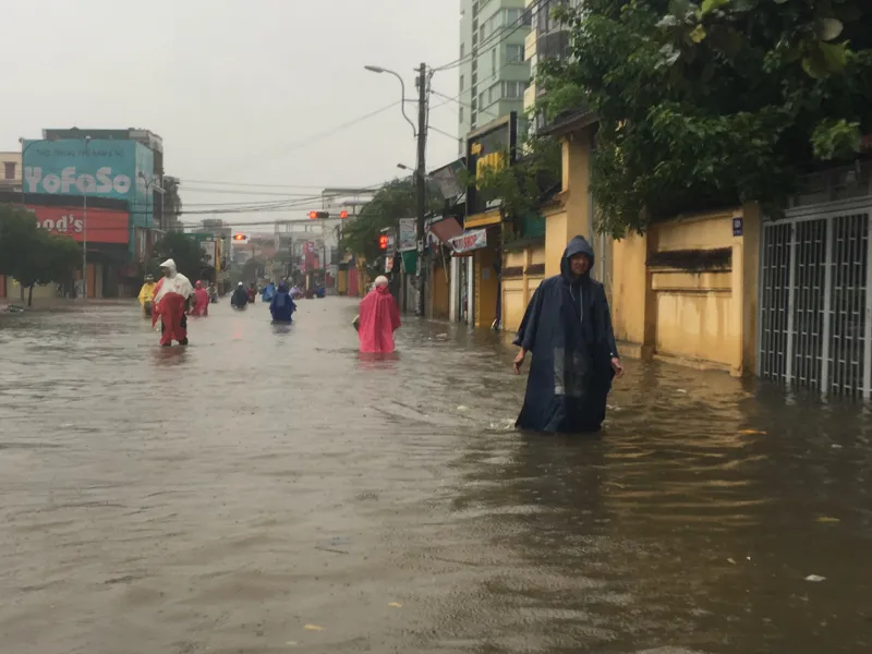 Ngập lụt trên đường phố ở Huế