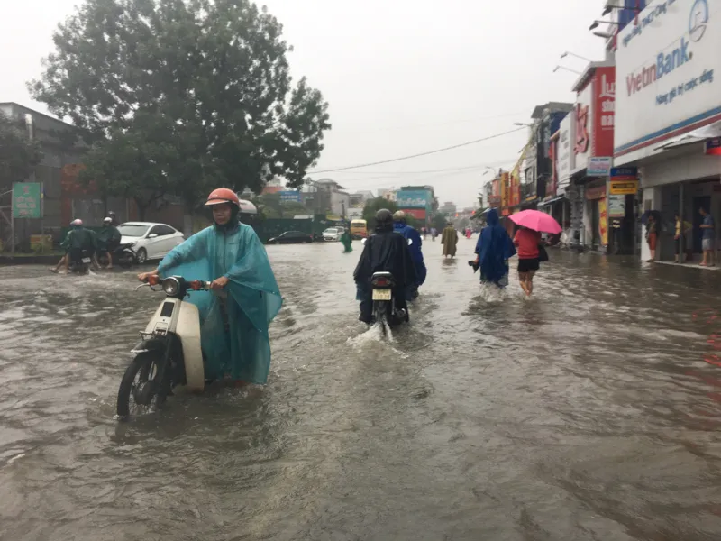 Ngập lụt trên đường phố ở Huế