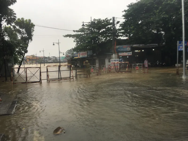 Ngập lụt trên đường phố ở Huế