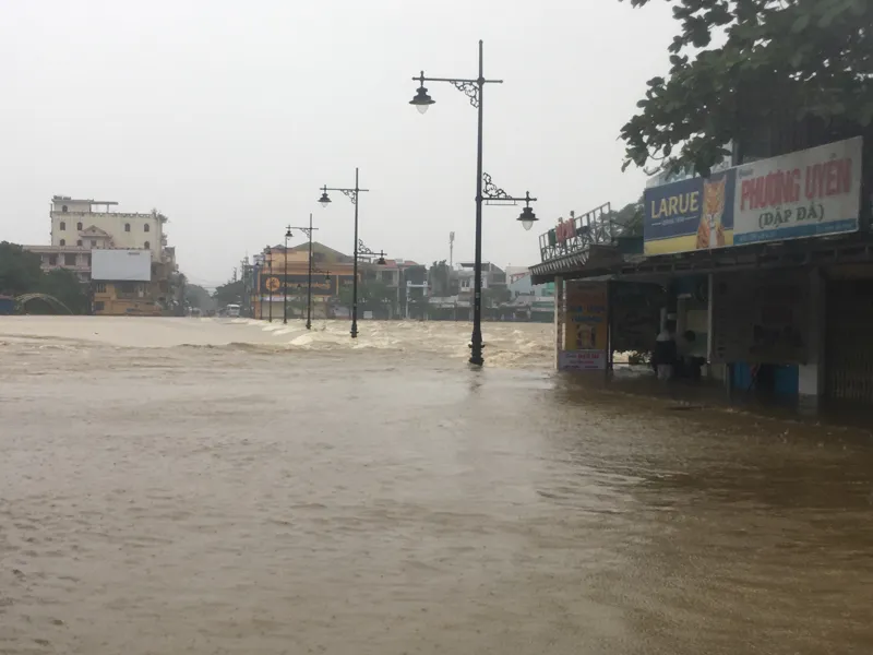 Ngập lụt trên đường phố ở Huế