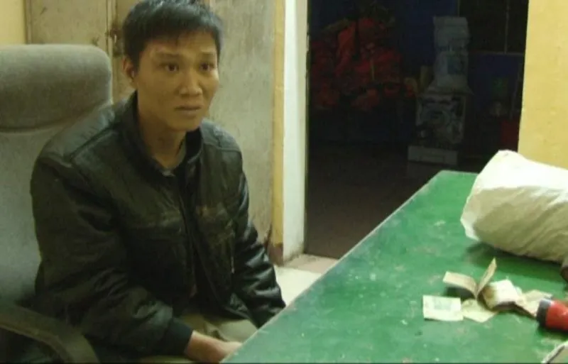 Dùng dao kề cổ tài xế taxi để cướp ngay trong lũ ảnh 1 Dùng dao kề cổ tài xế taxi để cướp ngay trong lũ ảnh 1