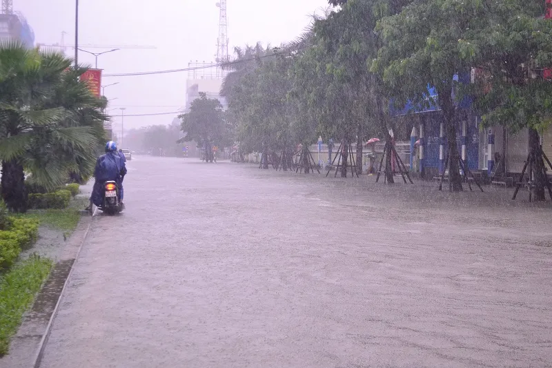Lũ lên, bốn bề xứ Huế lại ngập trong nước ảnh 10 Lũ lên, bốn bề xứ Huế lại ngập trong nước ảnh 10