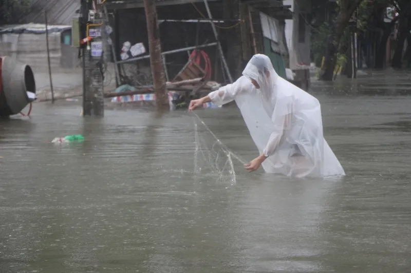 Lũ lên, bốn bề xứ Huế lại ngập trong nước ảnh 8 Lũ lên, bốn bề xứ Huế lại ngập trong nước ảnh 8