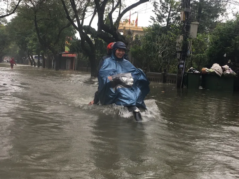 Lũ lên, bốn bề xứ Huế lại ngập trong nước ảnh 4 Lũ lên, bốn bề xứ Huế lại ngập trong nước ảnh 4