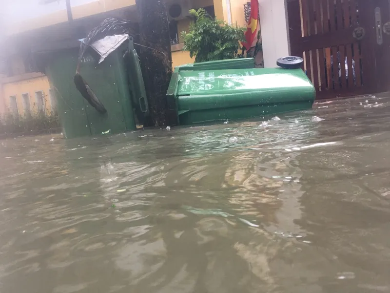 Lũ lên, bốn bề xứ Huế lại ngập trong nước ảnh 7 Lũ lên, bốn bề xứ Huế lại ngập trong nước ảnh 7