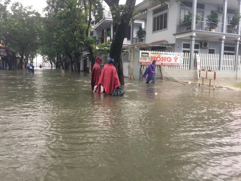 Lũ lên, bốn bề xứ Huế lại ngập trong nước ảnh 9 Lũ lên, bốn bề xứ Huế lại ngập trong nước ảnh 9