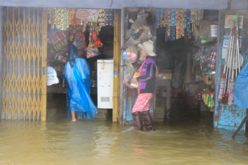 Vùng trũng Thừa Thiên-Huế lại bì bõm trong nước lũ ảnh 3