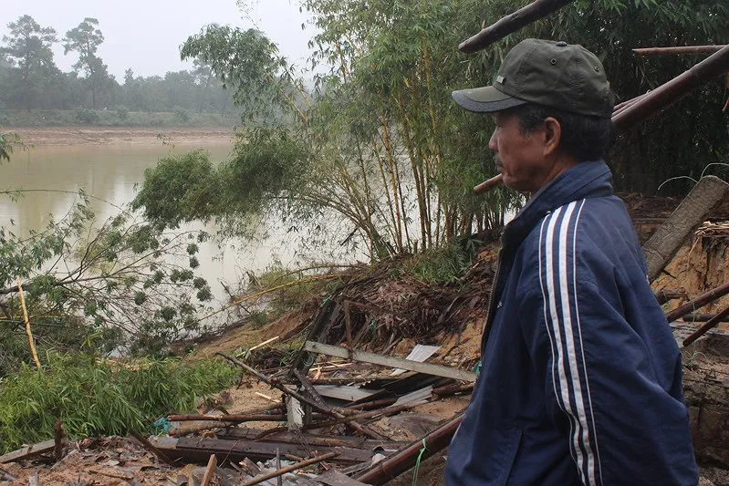 Đường sá, nhà xưởng bị Hà Bá 'nuốt' sau lũ ảnh 7