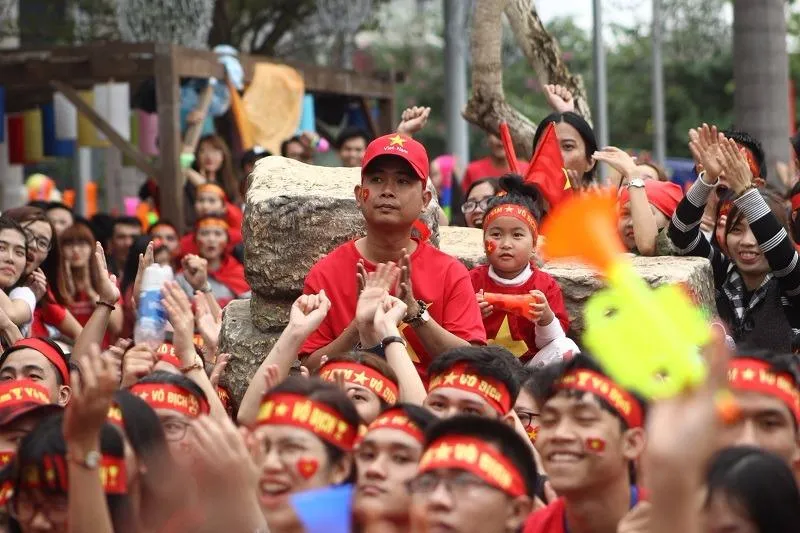 Hai bố con cùng tham gia cổ vũ cho các chàng trai U23 Việt Nam đang thi đấu tại sân vận động Thường Châu (Giang Tô, Trung Quốc).