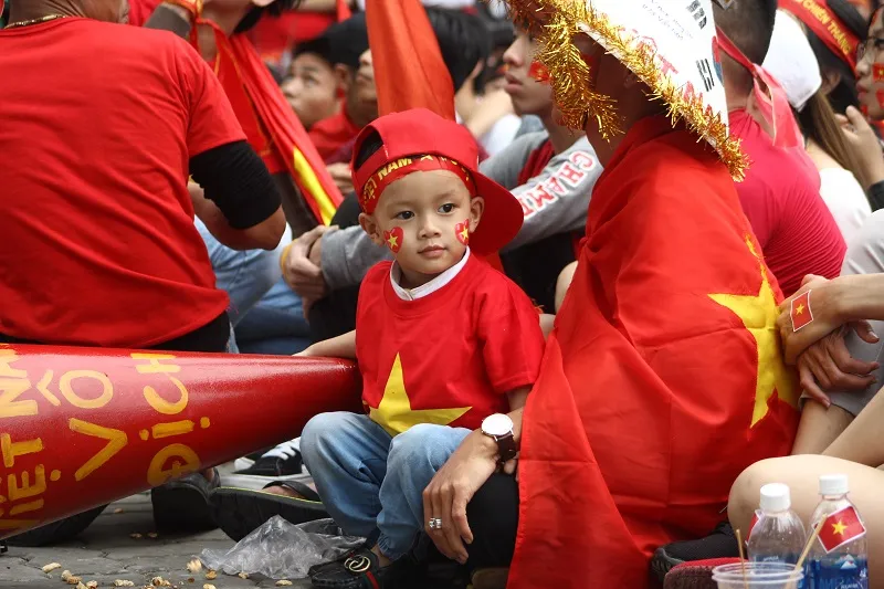 CĐV nhí mang theo loa để hòa vào không khí sôi động.