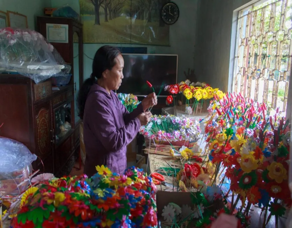 làm hoa giấy Thanh Tiên