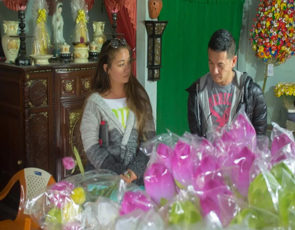 Những năm gần đây khách du lịch đến đông hơn, những người nước ngoài đến rất thích với nghề thủ công.