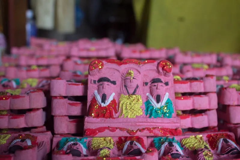 Theo tục lệ cổ truyền của người Việt, cứ đến 23 tháng Chạp âm lịch, Táo Quân, vị thần trong coi bếp lại cưỡi cá chép bay về trời để báo lại mọi việc xảy ra trong trong năm qua. 