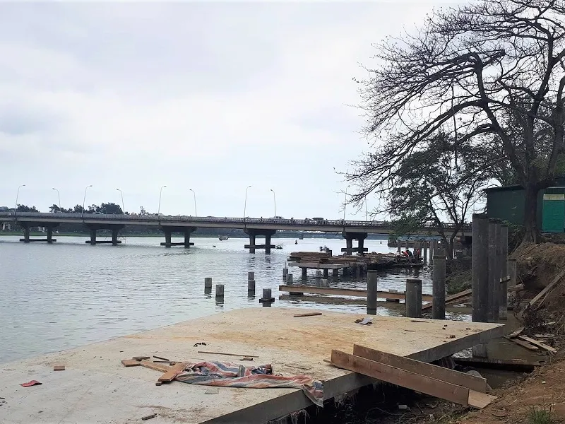 Lát gỗ lim đường ven sông Hương, ban quản lý nói gì? ảnh 1 Lát gỗ lim đường ven sông Hương, ban quản lý nói gì? ảnh 1