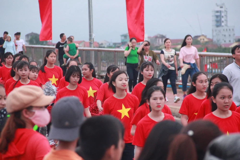 Ngắm dàn người đẹp diễu hành trên đường phố Đồng Hới ảnh 10