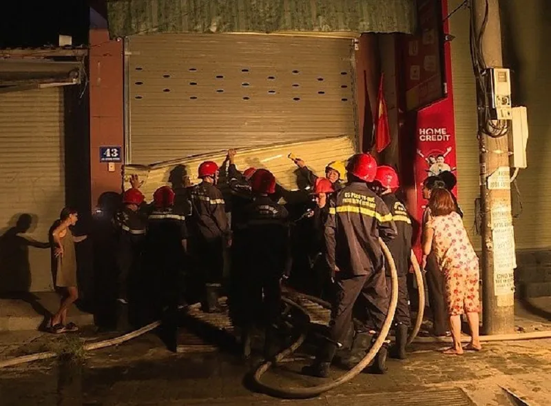 Cháy dữ dội nhà 2 tầng, 5 người bị mắc kẹt ảnh 1 Cháy dữ dội nhà 2 tầng, 5 người bị mắc kẹt ảnh 1