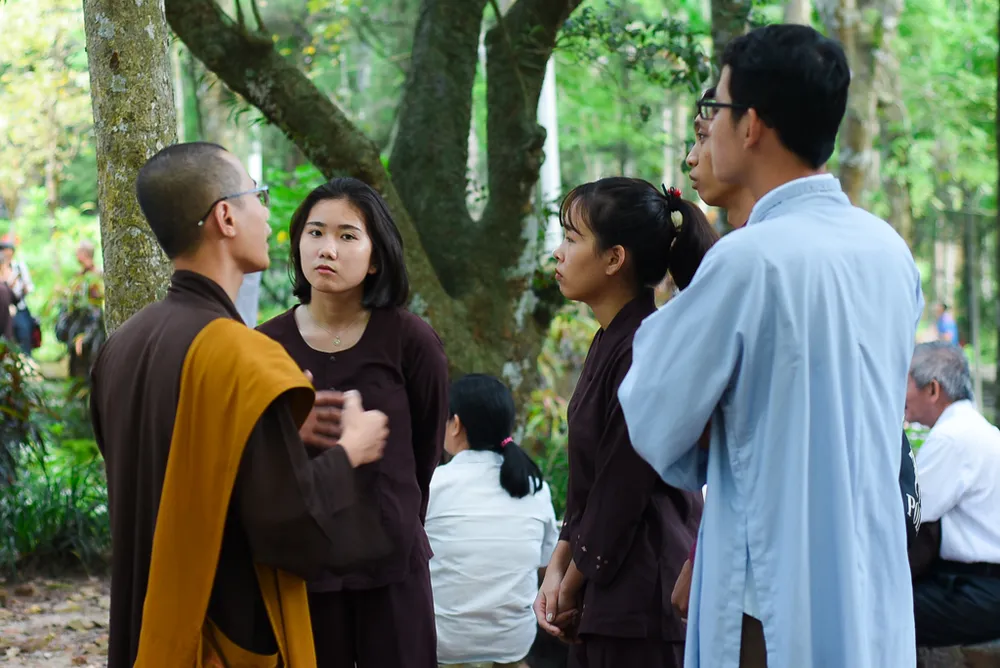 Phật tử đổ về chùa mong gặp thiền sư Thích Nhất Hạnh ảnh 5 Phật tử đổ về chùa mong gặp thiền sư Thích Nhất Hạnh ảnh 5