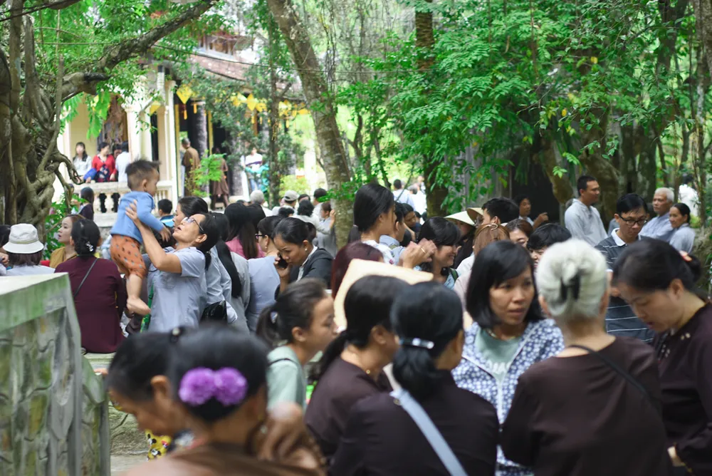 Phật tử đổ về chùa mong gặp thiền sư Thích Nhất Hạnh ảnh 2 Phật tử đổ về chùa mong gặp thiền sư Thích Nhất Hạnh ảnh 2