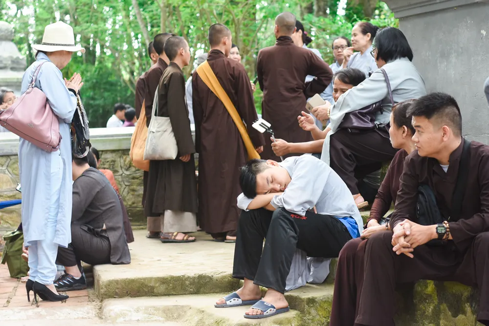 Phật tử đổ về chùa mong gặp thiền sư Thích Nhất Hạnh ảnh 7 Phật tử đổ về chùa mong gặp thiền sư Thích Nhất Hạnh ảnh 7