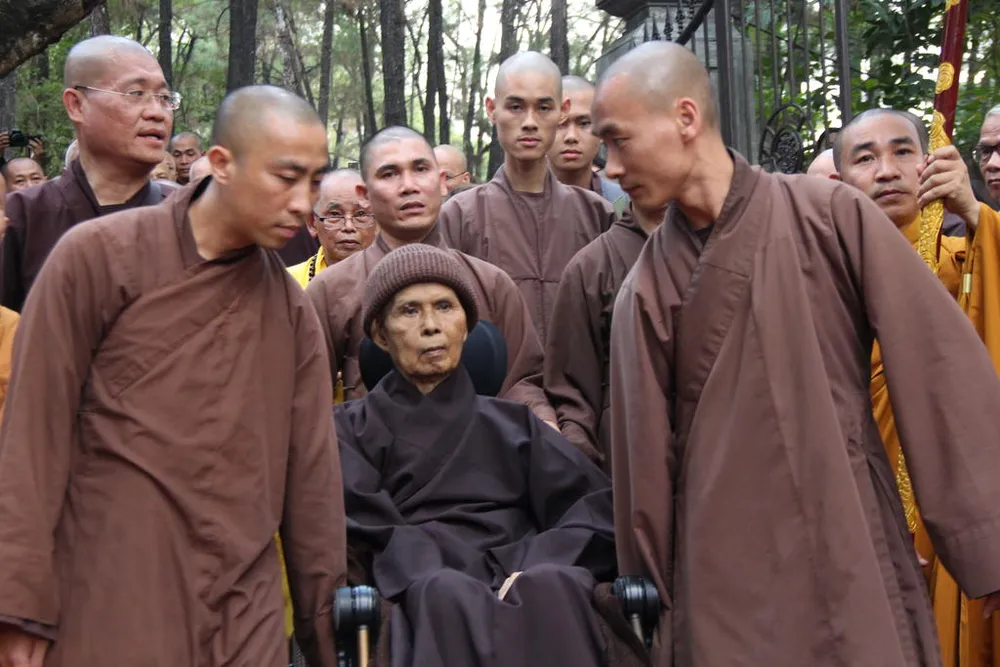 Phật tử đổ về chùa mong gặp thiền sư Thích Nhất Hạnh ảnh 1 Phật tử đổ về chùa mong gặp thiền sư Thích Nhất Hạnh ảnh 1