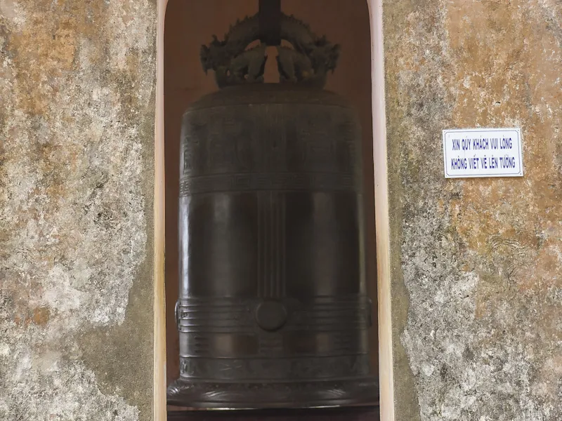 Viết vẽ bậy lên nhiều di tích, bảo vật quốc gia ảnh 1