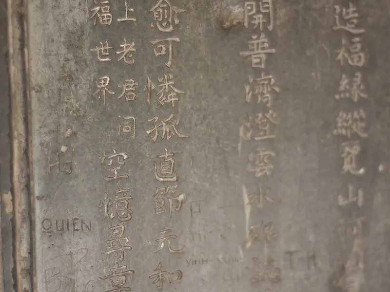 Viết vẽ bậy lên nhiều di tích, bảo vật quốc gia ảnh 6