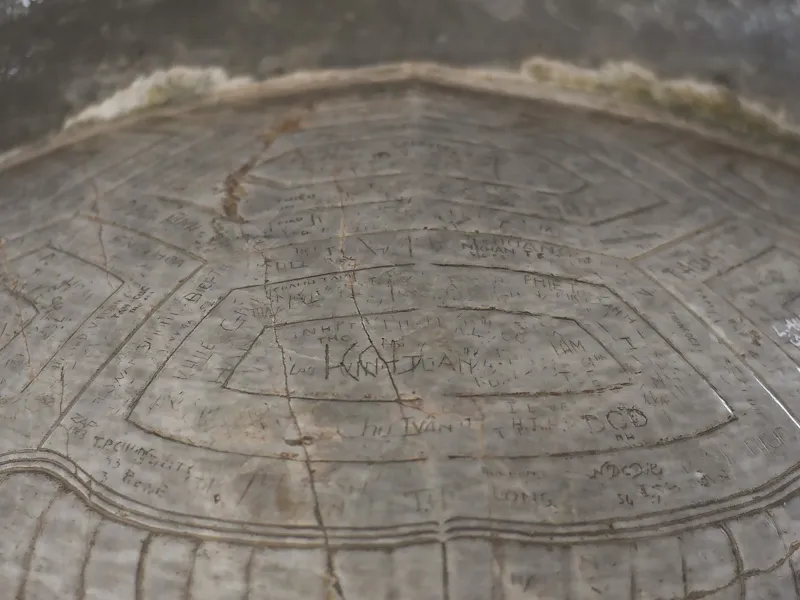 Viết vẽ bậy lên nhiều di tích, bảo vật quốc gia ảnh 3