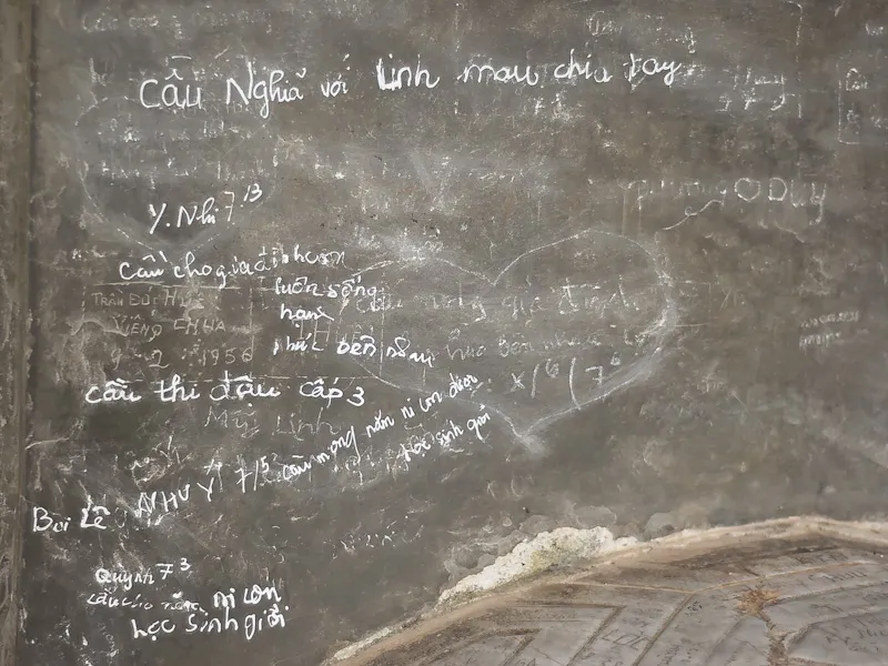 Viết vẽ bậy lên nhiều di tích, bảo vật quốc gia ảnh 4