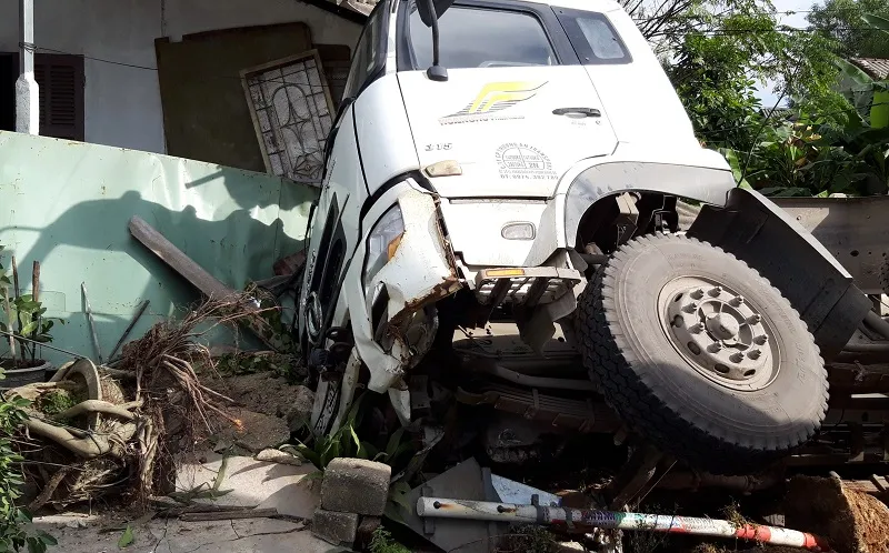 Giải cứu xe bồn bị lật ngay trước nhà dân ảnh 1