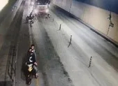 Vụ đập xe ở hầm Phước Tượng: Hiện trường có cây rựa dài ảnh 2 Nhóm người chặn, đập xe tải ở hầm Phước Tượng