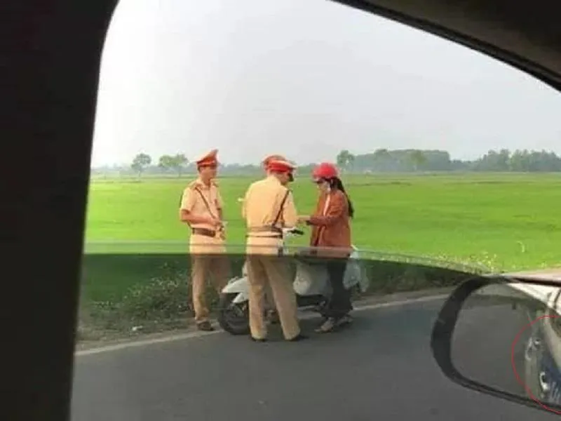 Xôn xao việc CSGT lắp gương chiếu hậu cho cô gái đi xe máy ảnh 2