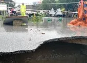 Video: Mưa lớn, xuất hiện hố 'tử thần' trên đường