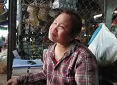 Khởi tố kẻ đâm chết người vì nhắc nhở vượt đèn đỏ ảnh 3 Người mẹ mù lòa khóc vì con trai đâm người nhắc vượt đèn đỏ