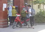 Trời nắng như đổ lửa, cha mẹ đưa con đi thi lại môn Ngữ văn