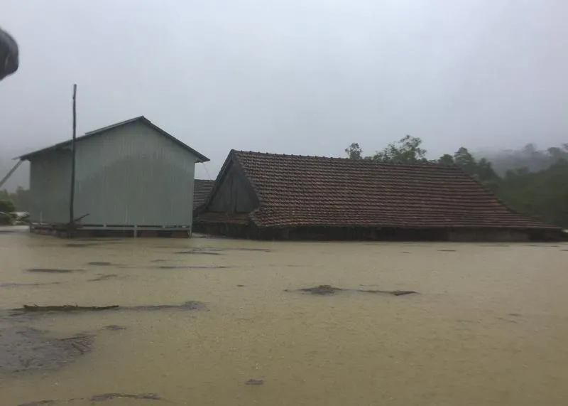 Rốn lũ Tân Hóa nhà ngập đến nóc, bị cô lập ba ngày qua ảnh 3