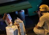 Dùng xe buýt hoán cải để chở thuốc lá lậu ở TP.HCM