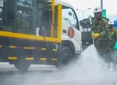 Đoàn xe quân đội phun thuốc khử trùng tại quận Sơn Trà
