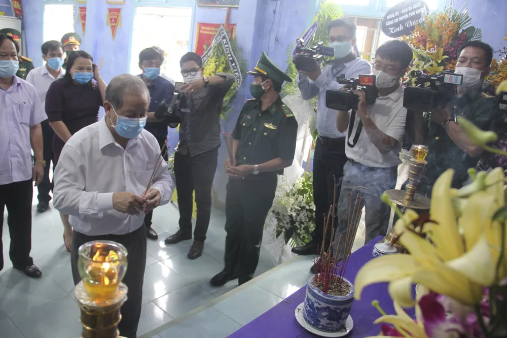 Làng biển ở Huế lập bàn thờ nguyên Tổng Bí thư Lê Khả Phiêu ảnh 3