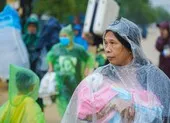 Người dân Huế ôm con, vác vali chạy lũ đang dâng cao 